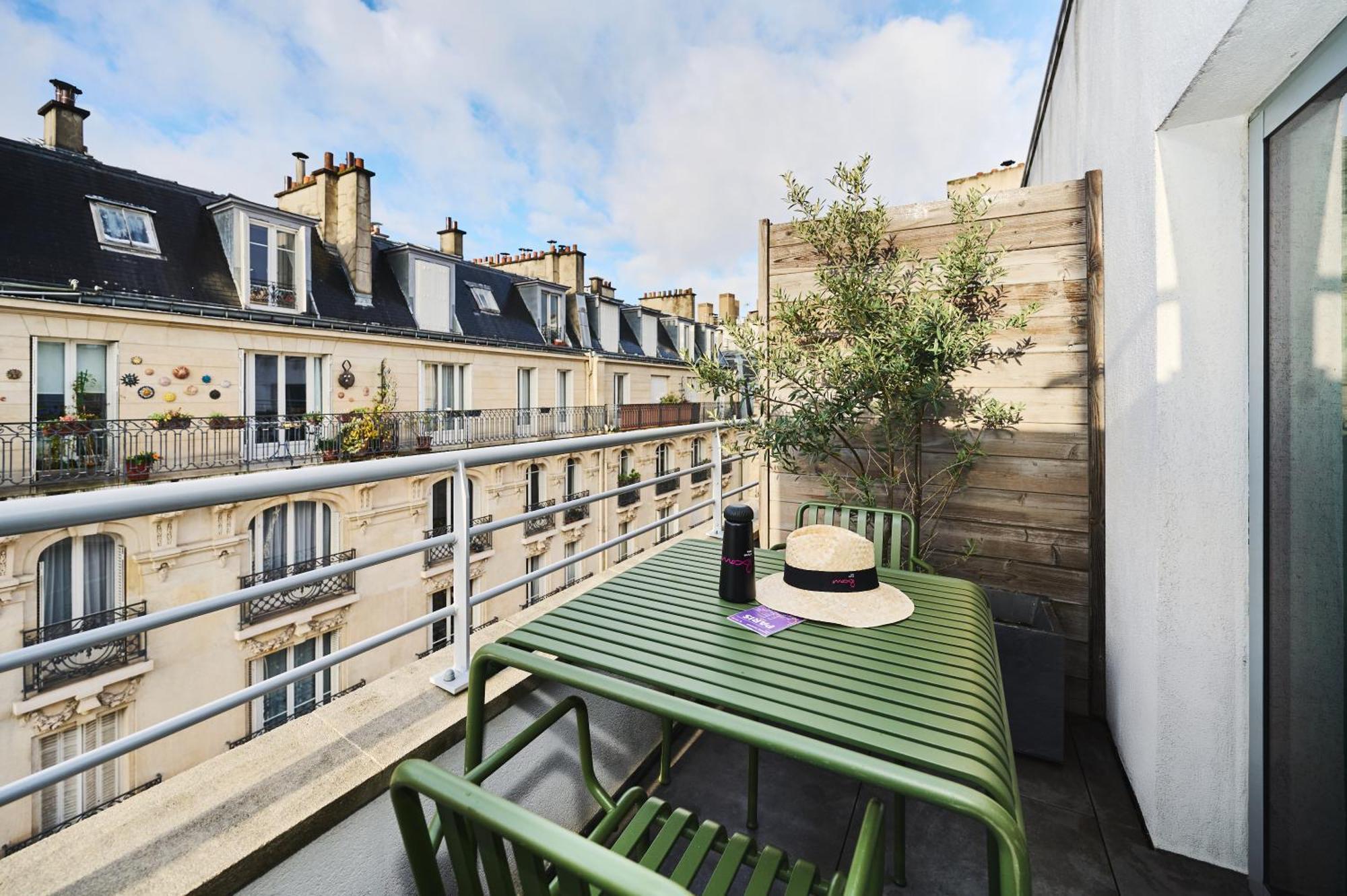 Moxy Sleeper met Balkon of Terras