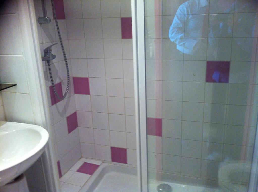 Tweepersoonskamer met 2 Aparte Bedden en Douche