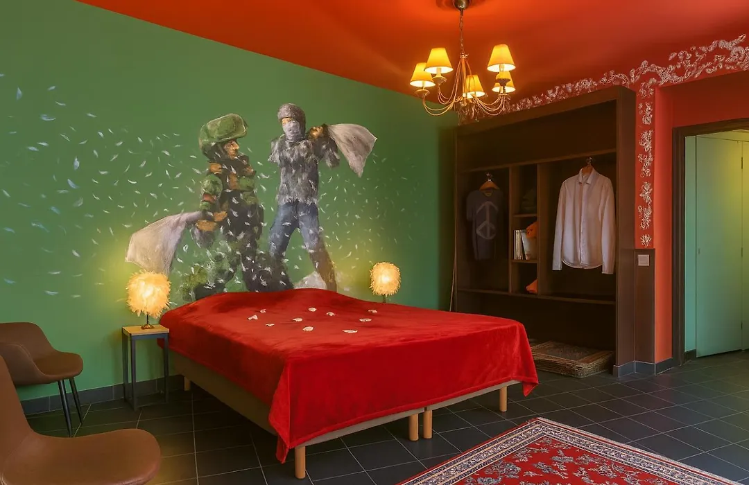 Walled Off Hotel Paris-1